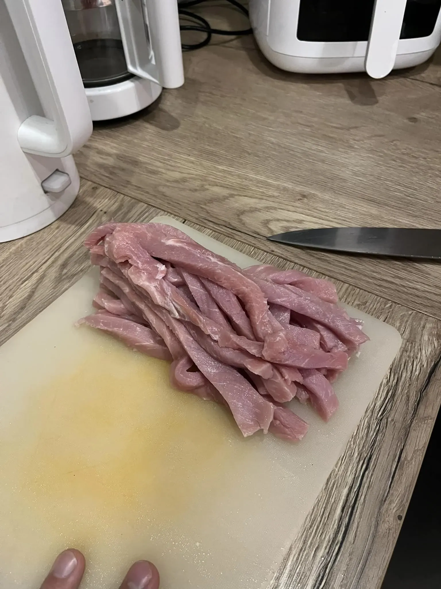 Vytintos dūminės lengvai aštrios kiaulienos juostelės, karšto oro gruzdintuvėje