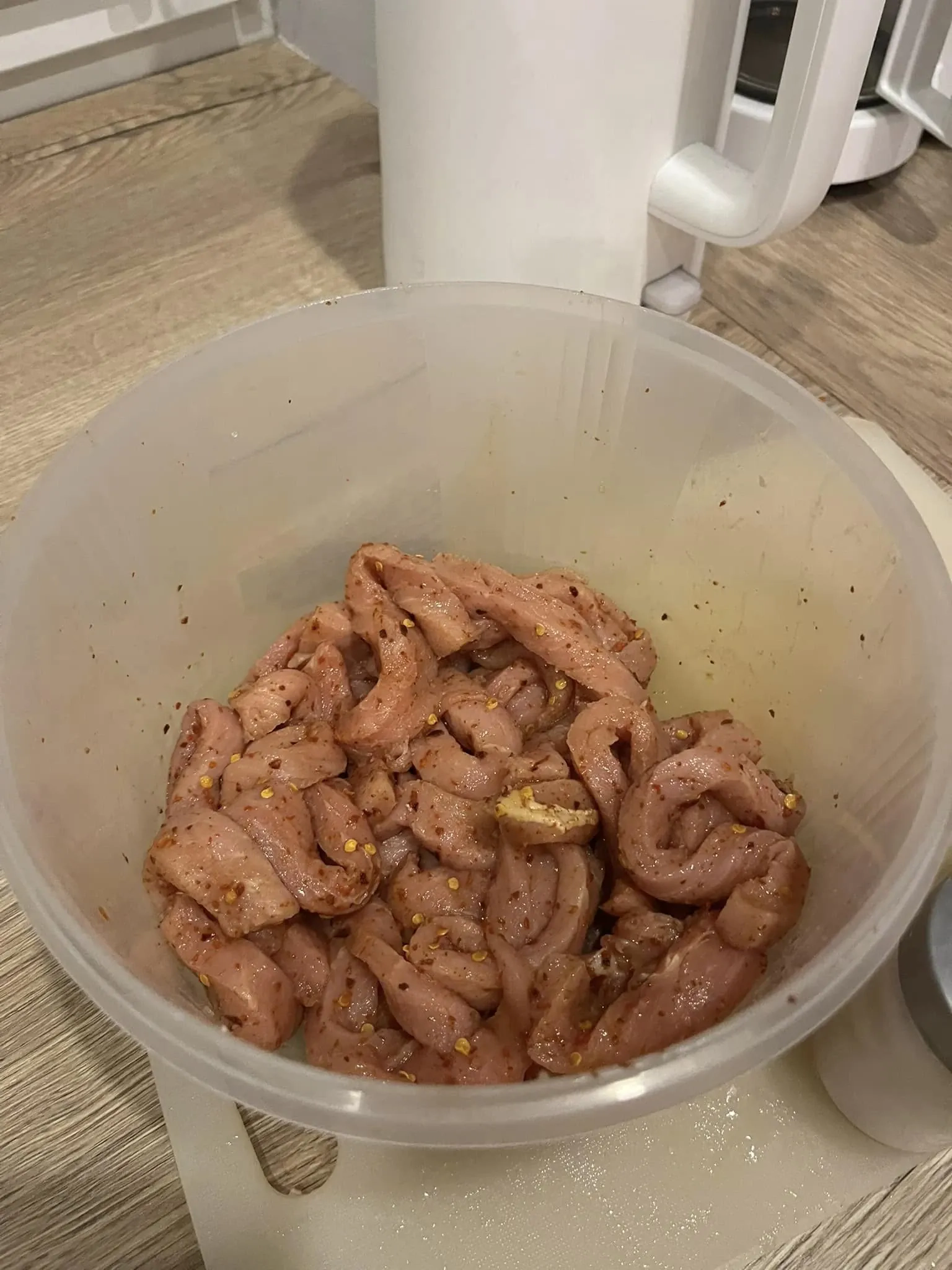 Vytintos dūminės lengvai aštrios kiaulienos juostelės, karšto oro gruzdintuvėje