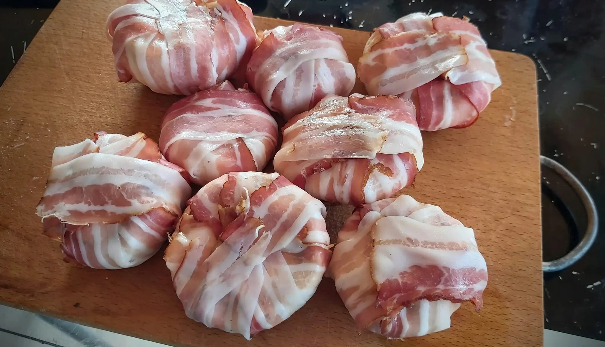 Įdaryti pievagrybiai su faršu ir sūriu, apvynioti šonine, karšto oro gruzdintuvėje