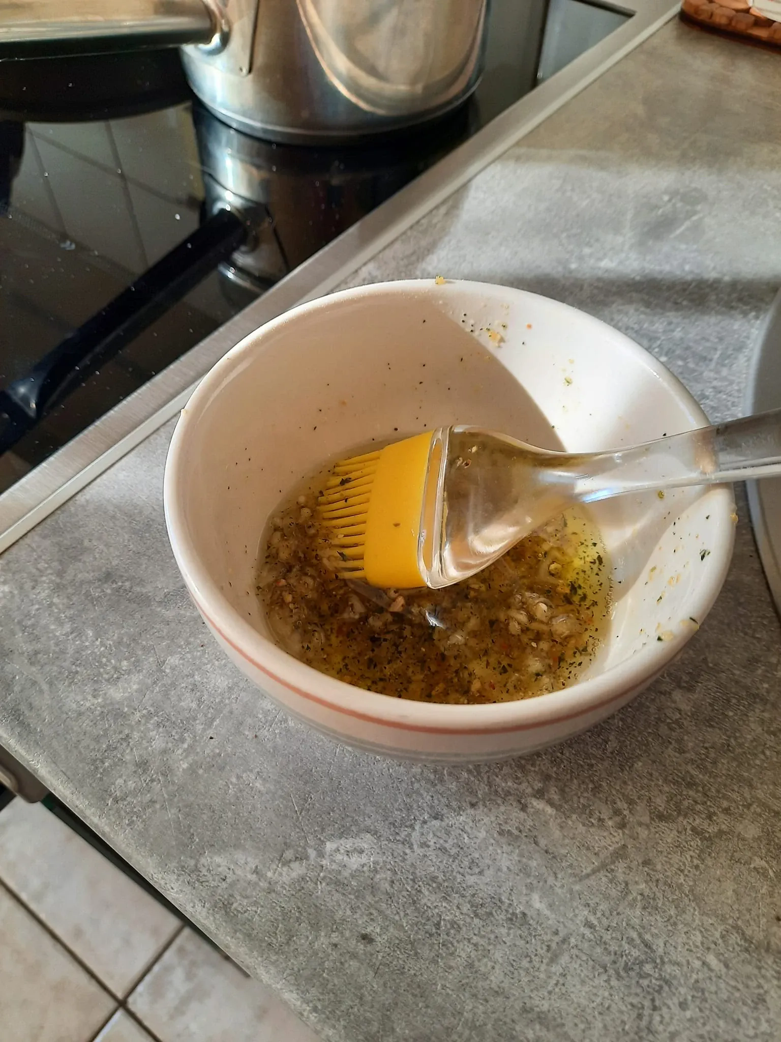 Kepta česnakinė duona prie alaus, be majonezo, karšto oro gruzdintuvėje