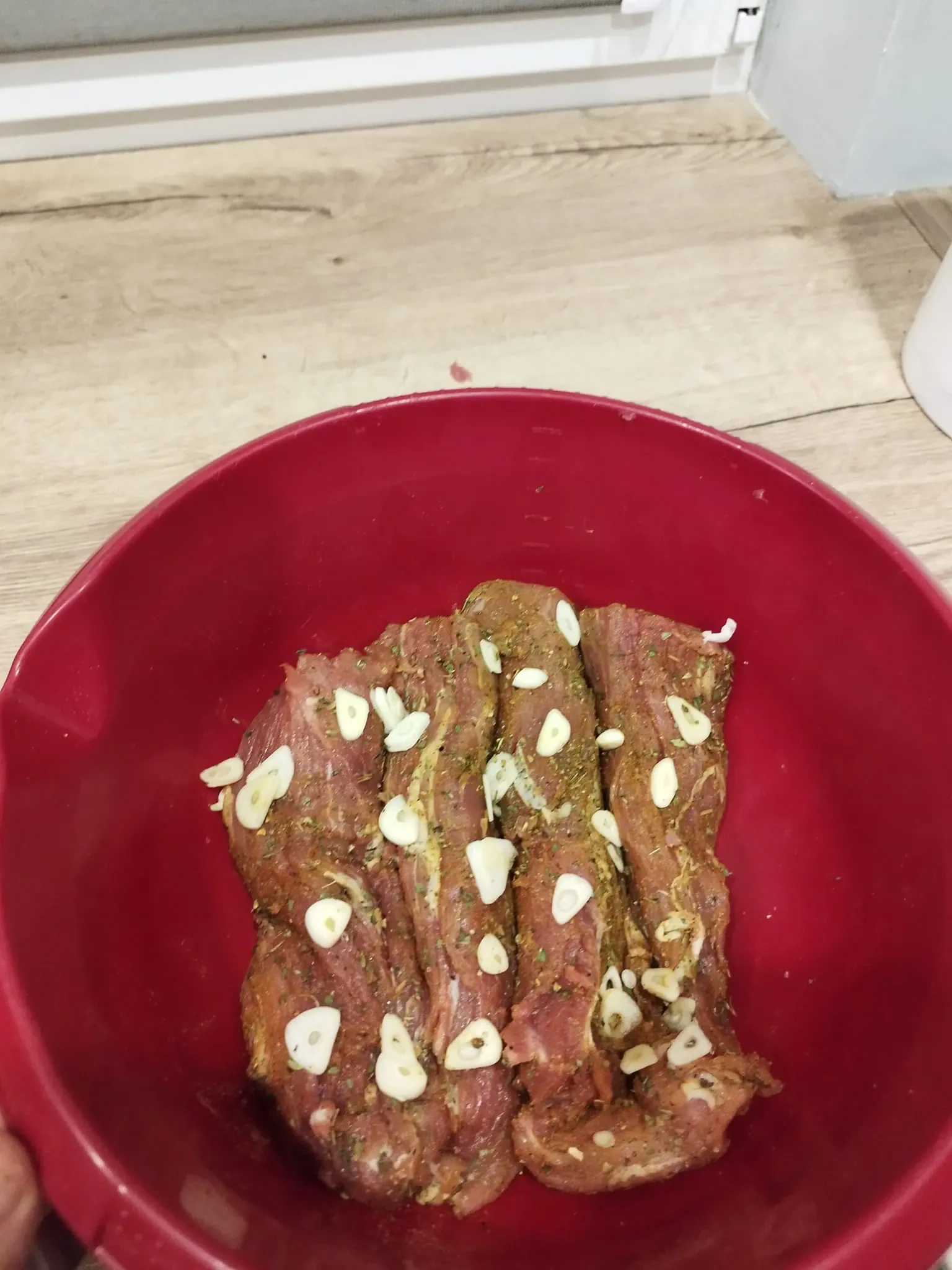 Česnakinė vytinta kiaulienos išpjova, karšto oro gruzdintuvėje