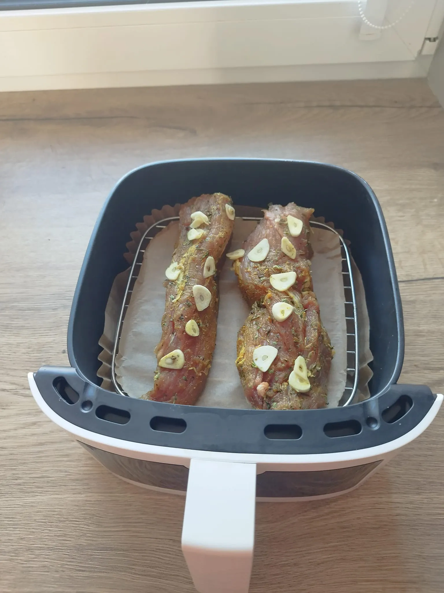 Česnakinė vytinta kiaulienos išpjova, karšto oro gruzdintuvėje