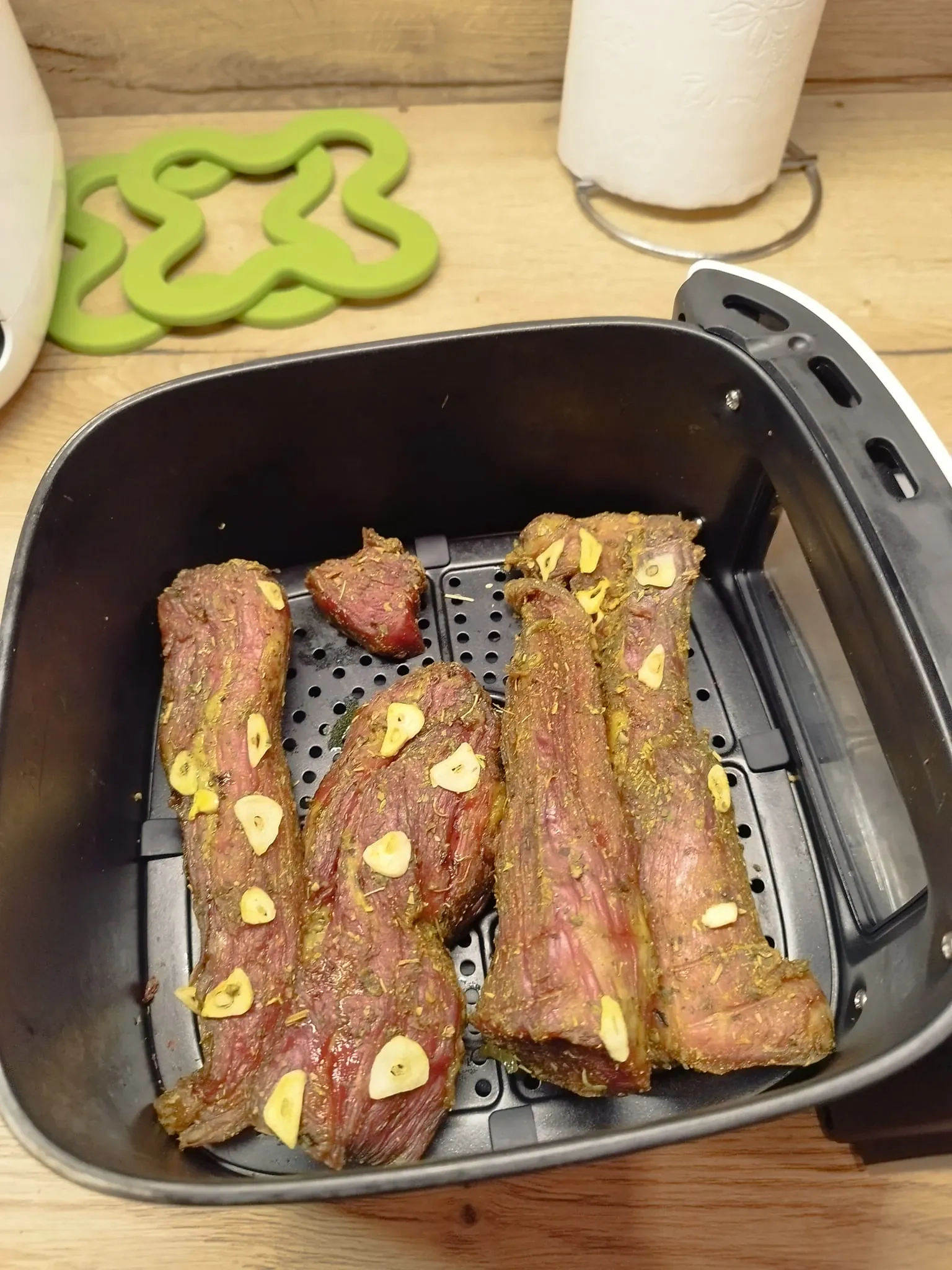 Česnakinė vytinta kiaulienos išpjova, karšto oro gruzdintuvėje