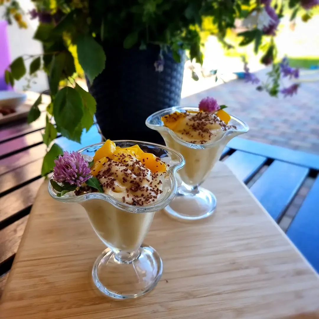 Veselīgais mango-banana saldējums bez piena produktiem