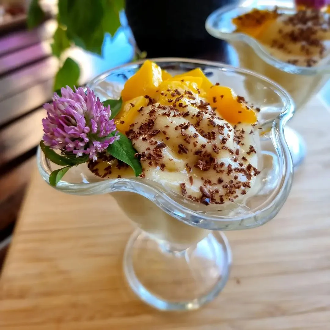 Veselīgais mango-banana saldējums bez piena produktiem