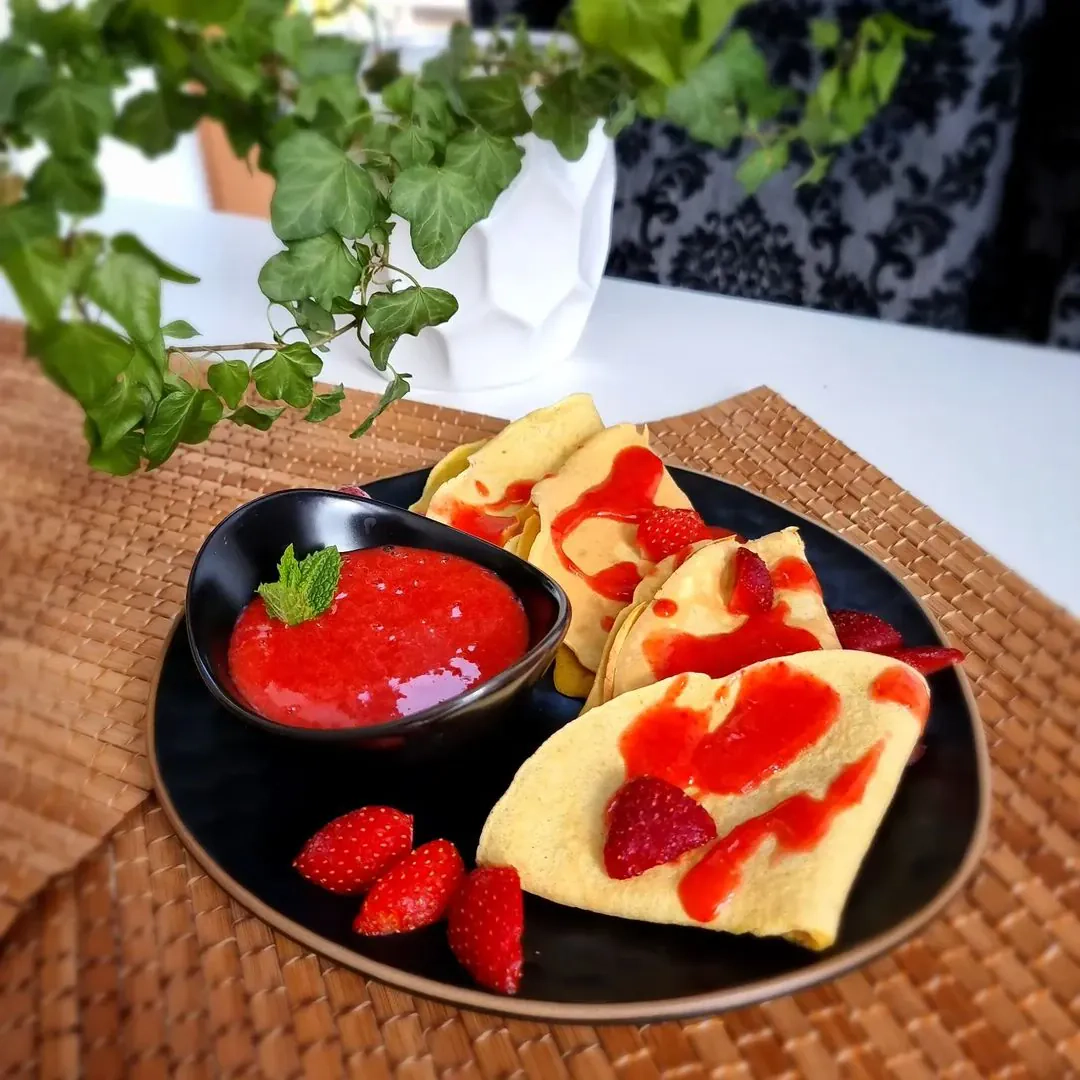 Plānās pankūkas ar zemeņu mērci