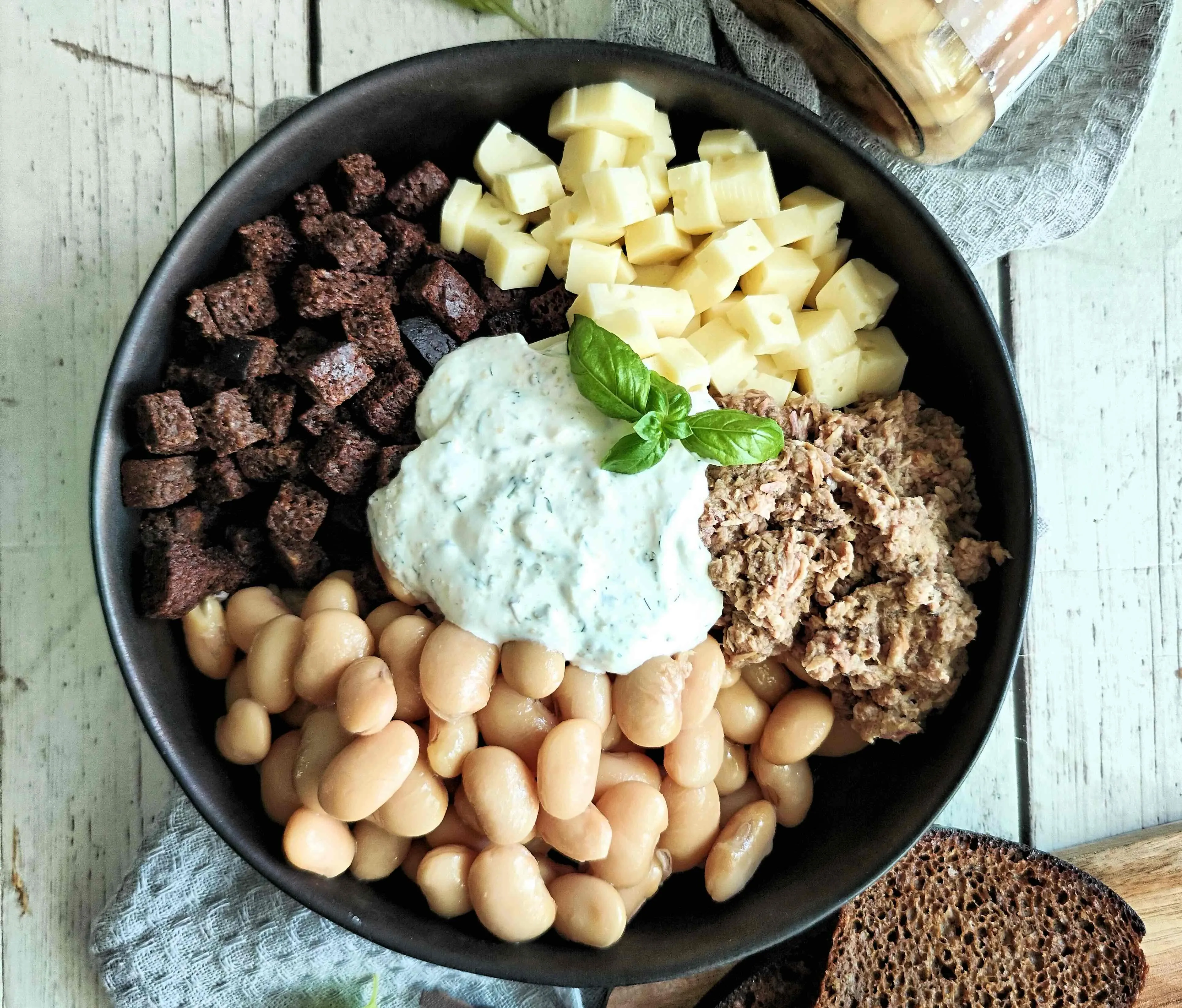 Keptos duonos mišrainė su pupelėmis, tunu ir sūriu