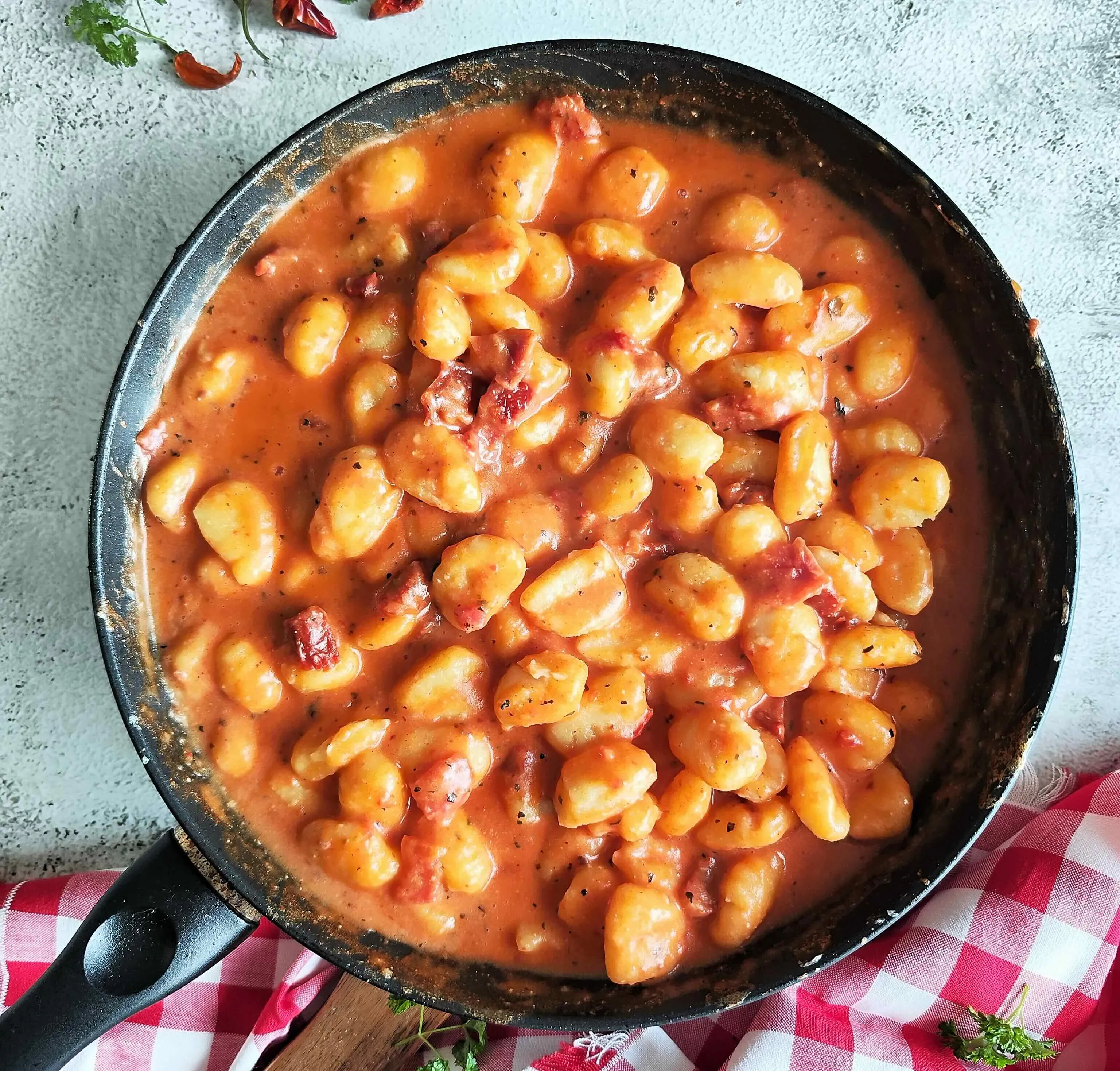 Bulviniai virtinukai gnocchi su naminiu pomidorų padažu
