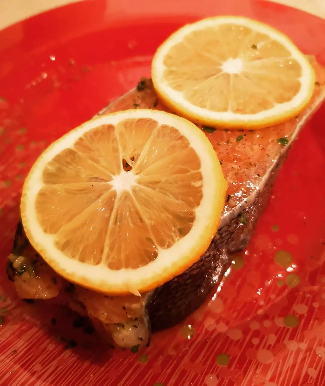 Orkaitėje (folijoje) kepta lašiša su citrininiu česnakų padažu