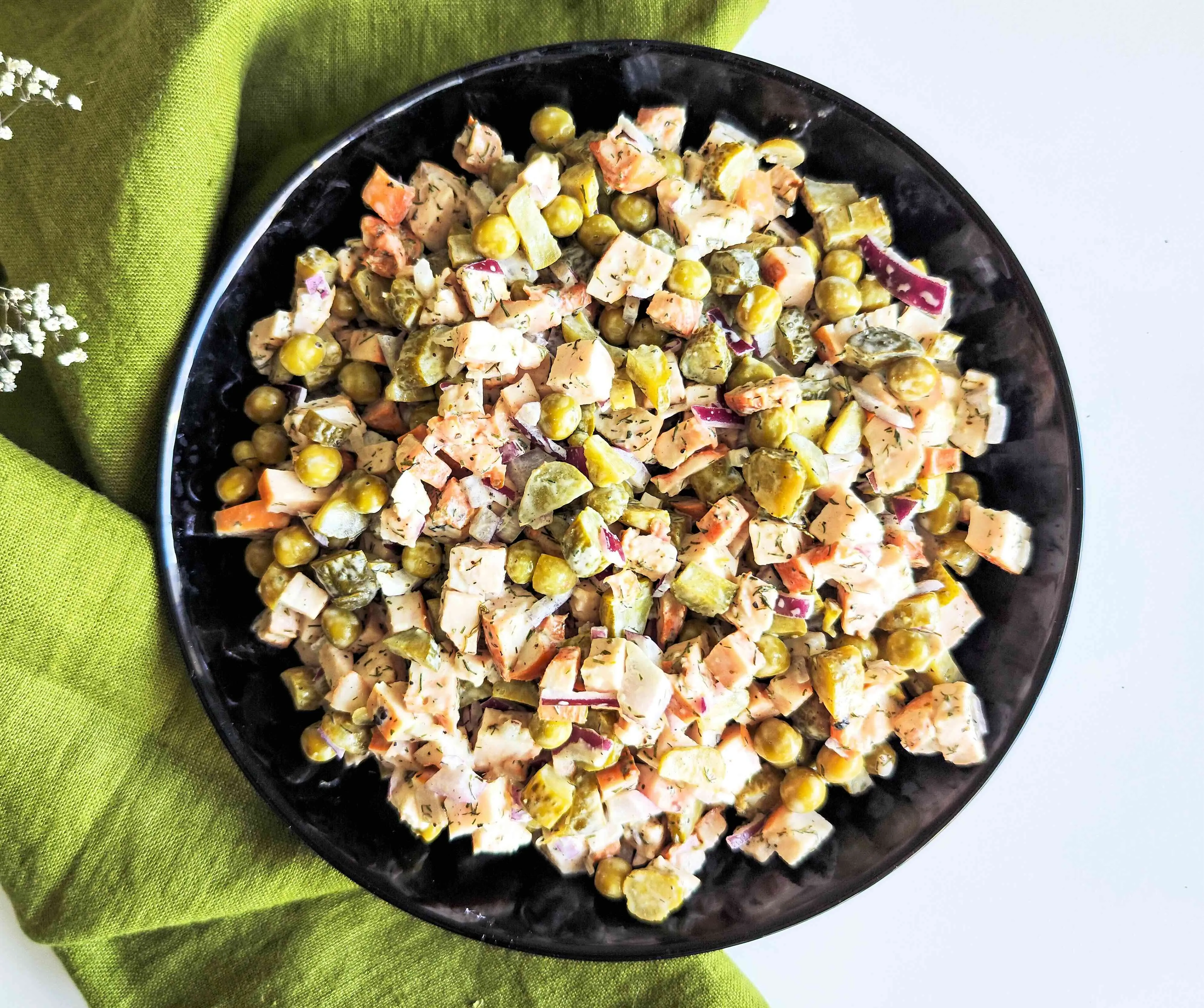 Rūkytos vištienos mišrainė su marinuotais agurkėliais