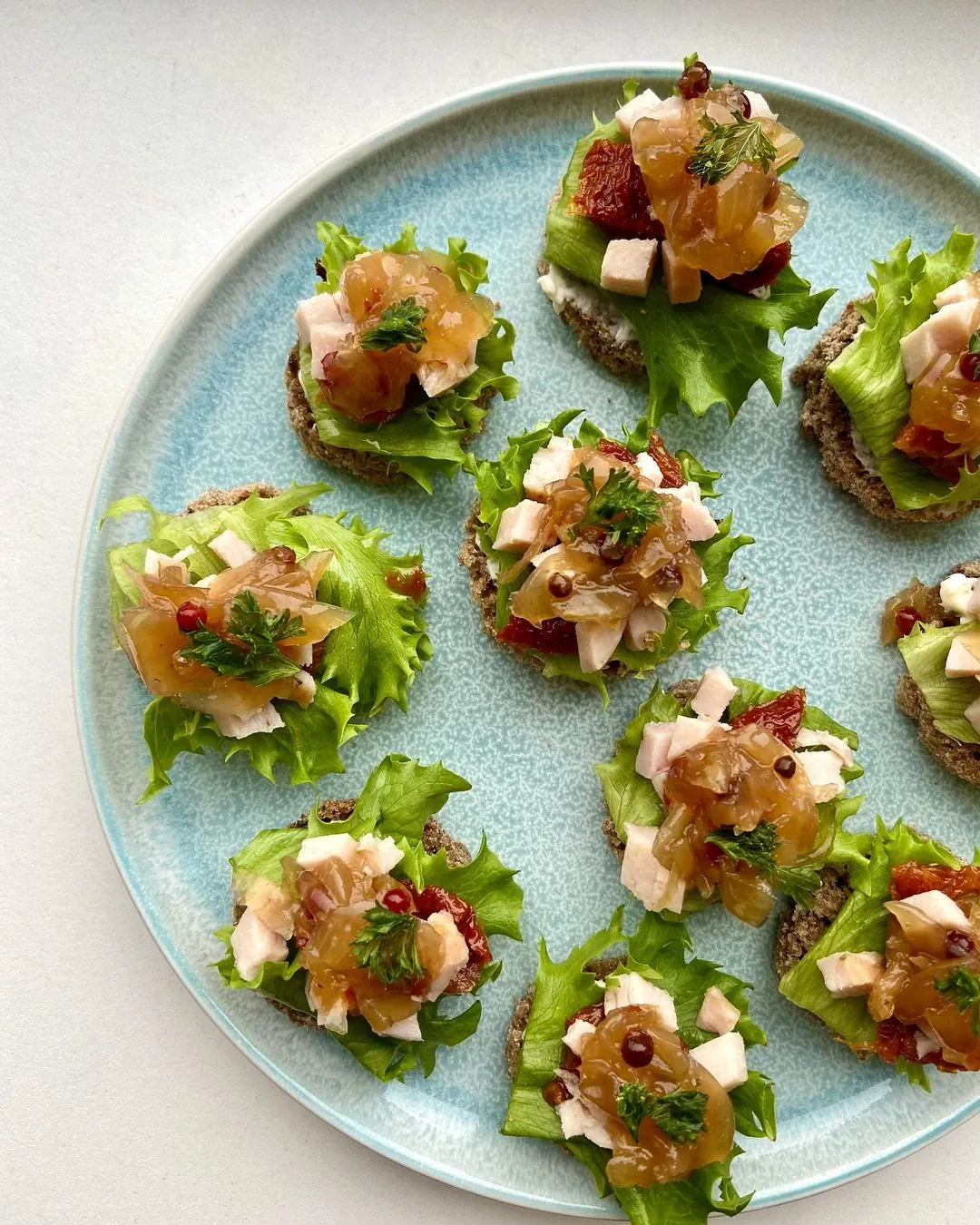 Mini sumuštinukai su vištienos kumpeliu ir karamelizuotais svogūnais