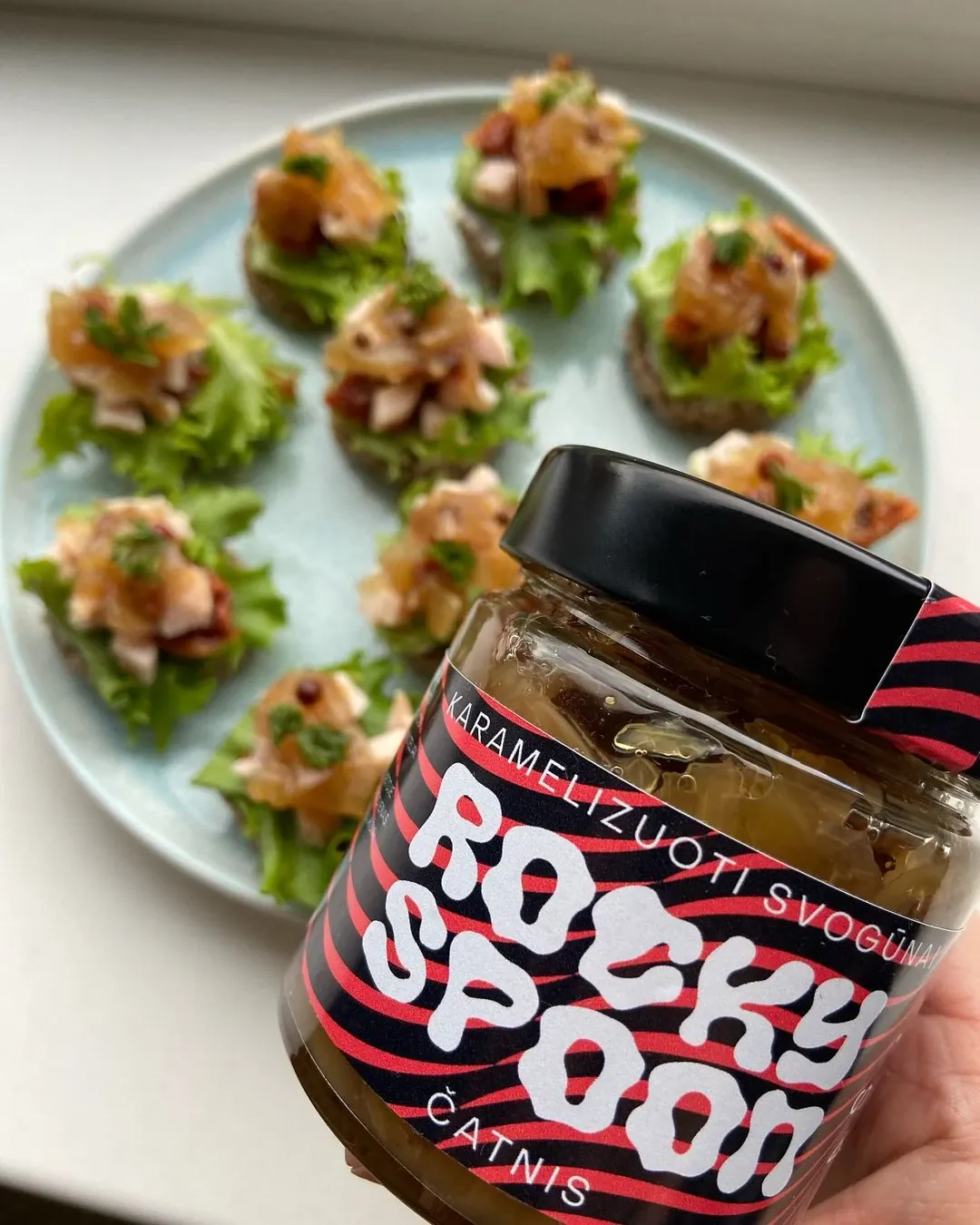 Mini sumuštinukai su vištienos kumpeliu ir karamelizuotais svogūnais