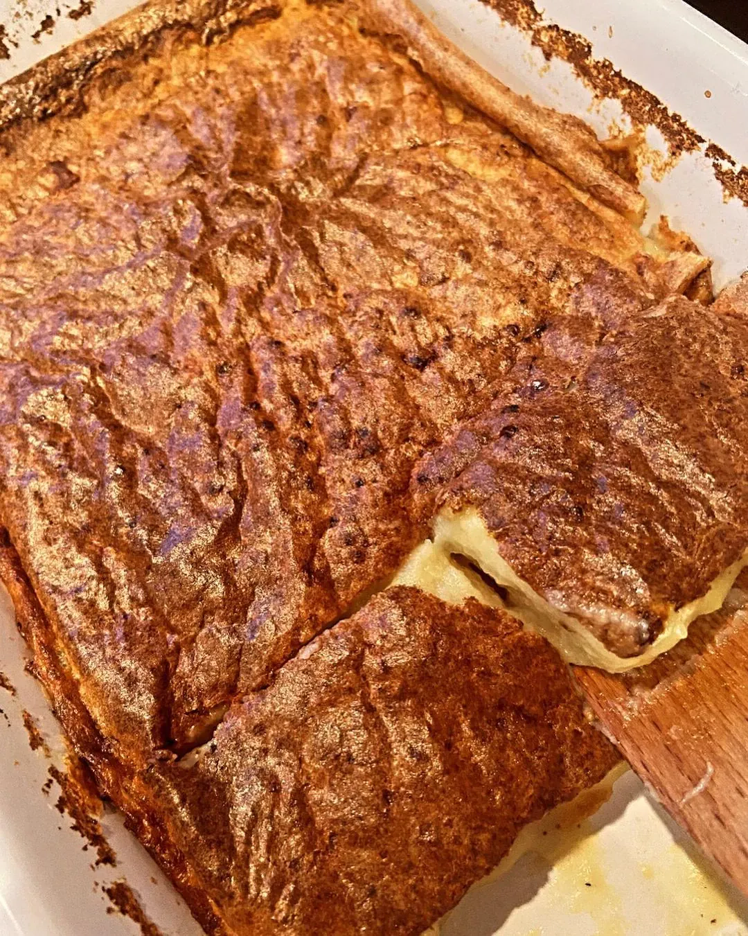 Šviežių bulvių kugelis su pienu ir pievagrybių-grietinėlės padažu