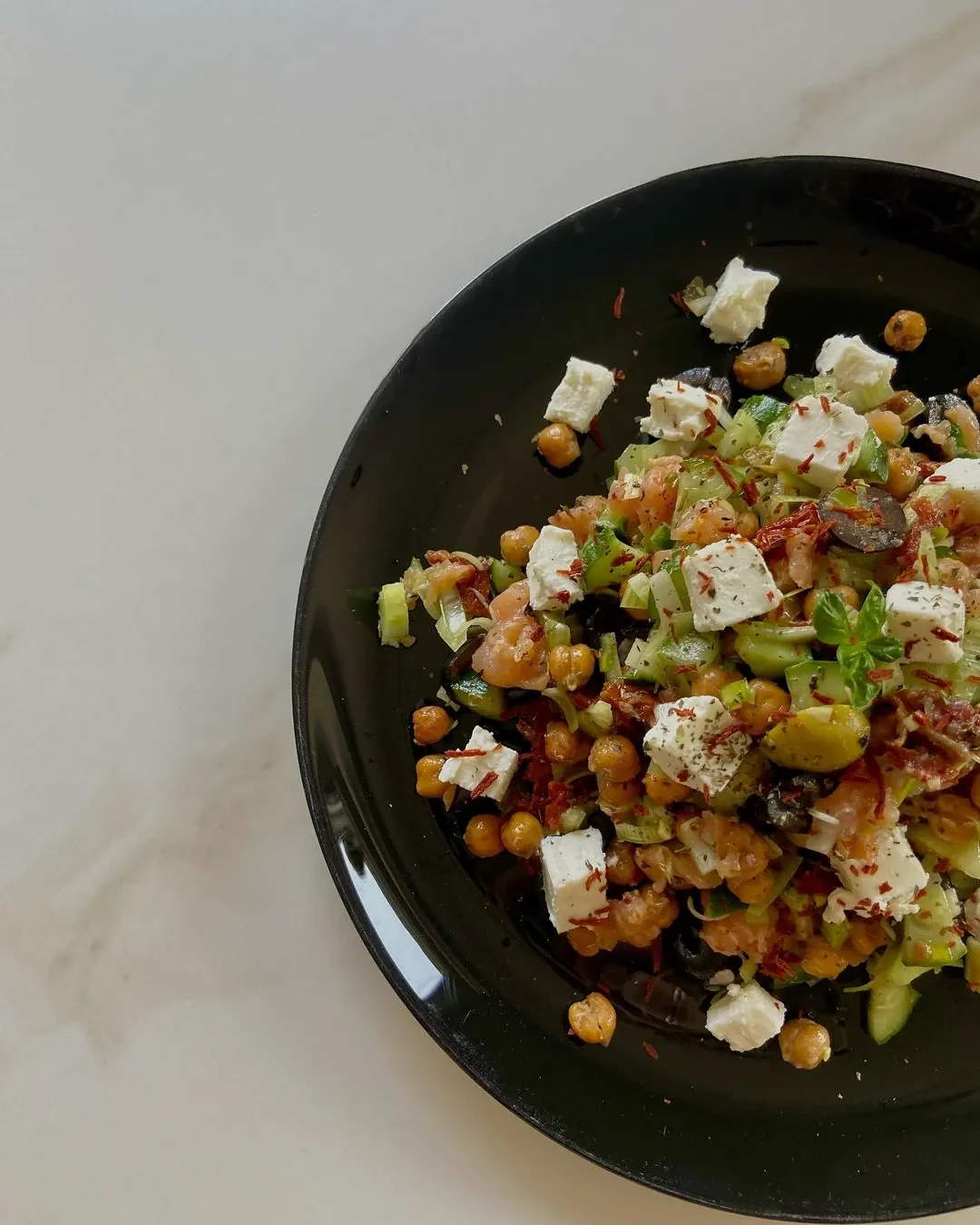 Salotos su konservuotais avinžirniais, feta ir rūkyta lašiša