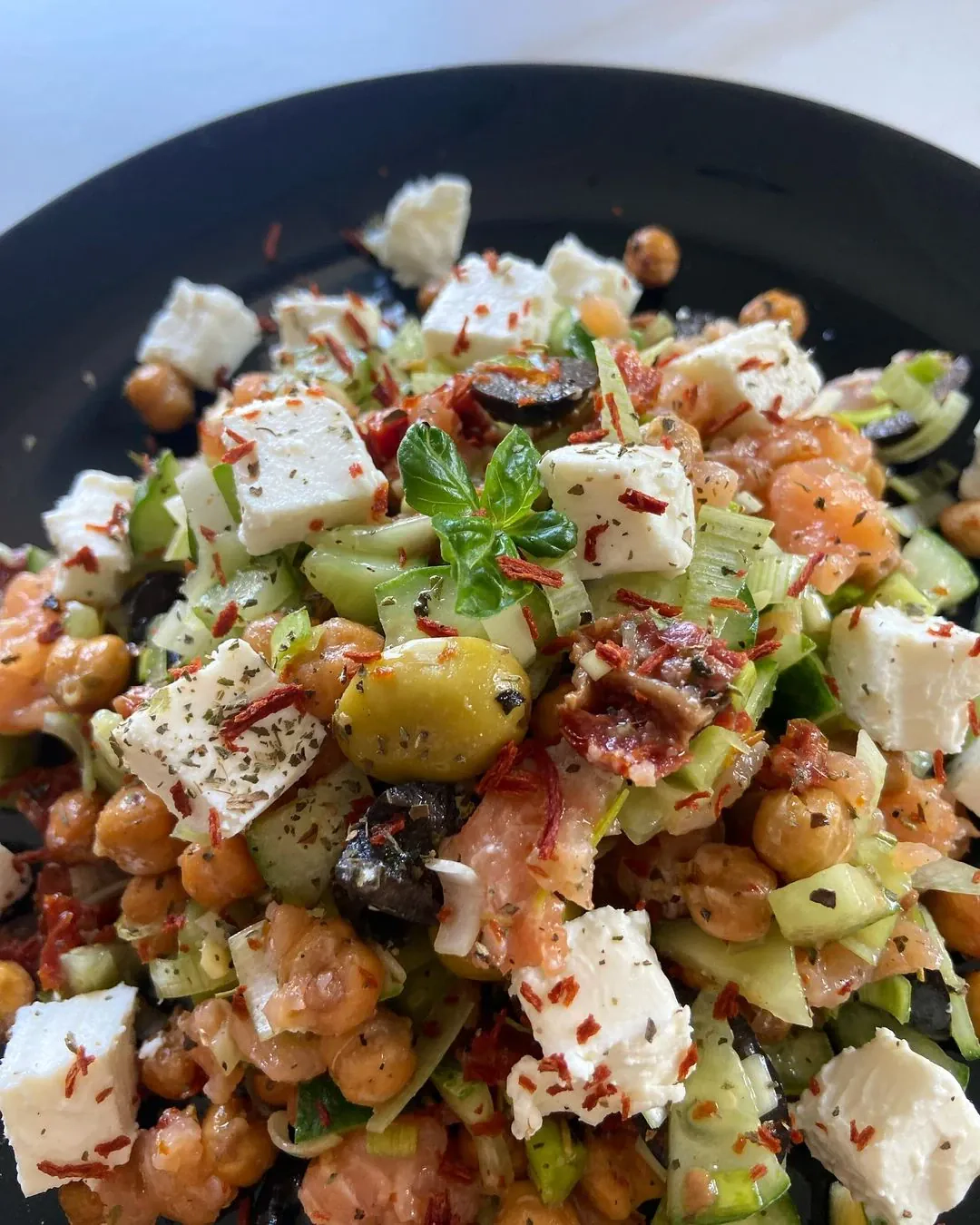 Salotos su konservuotais avinžirniais, feta ir rūkyta lašiša