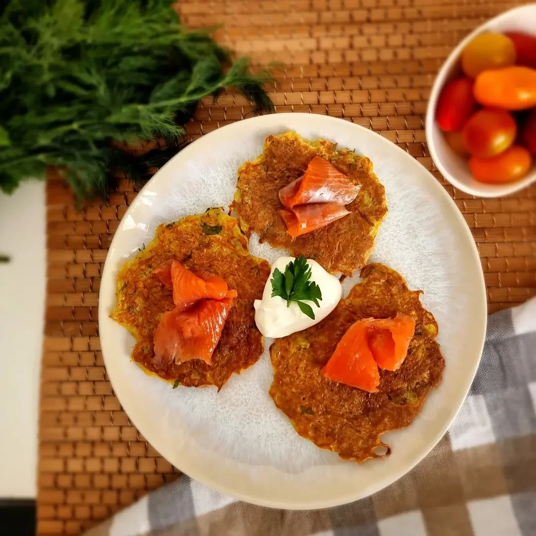 Kraukšķīgas kartupeļu pankūkas ar selerijas sakni un kūpinātu foreli