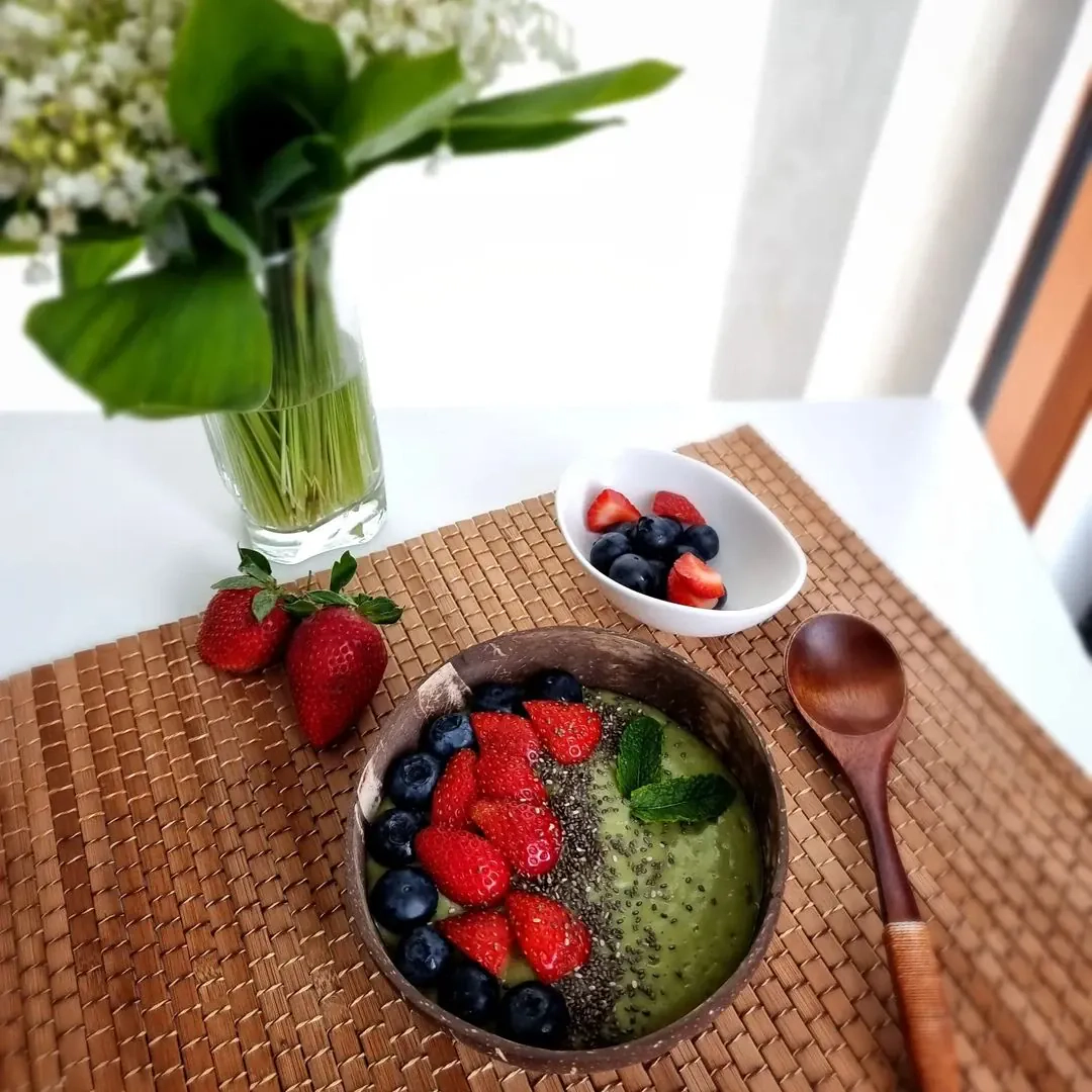 Barojošs avokado un spinātu smūtijs ar kokosriekstu pienu