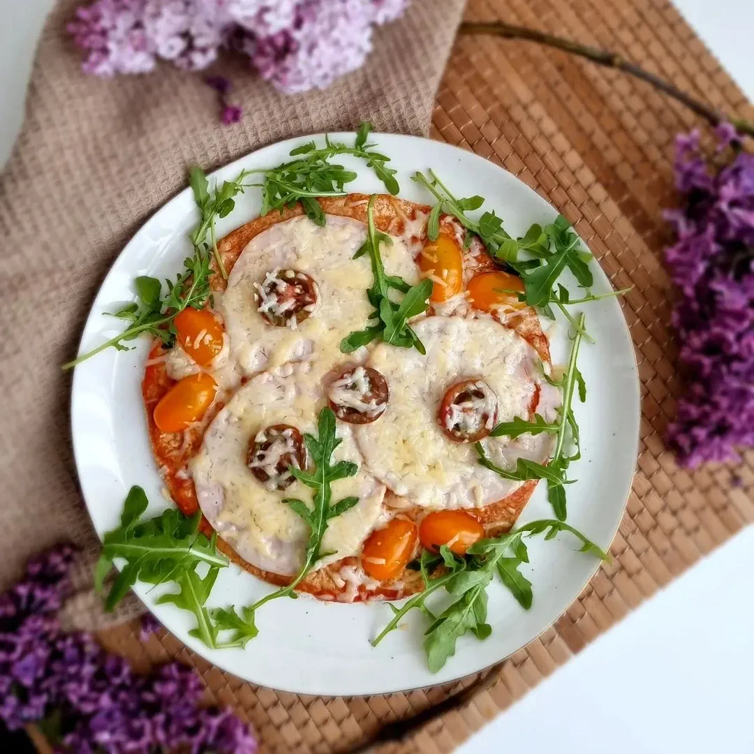 Ātrā brokastu pica ar tortiljām un tītaru