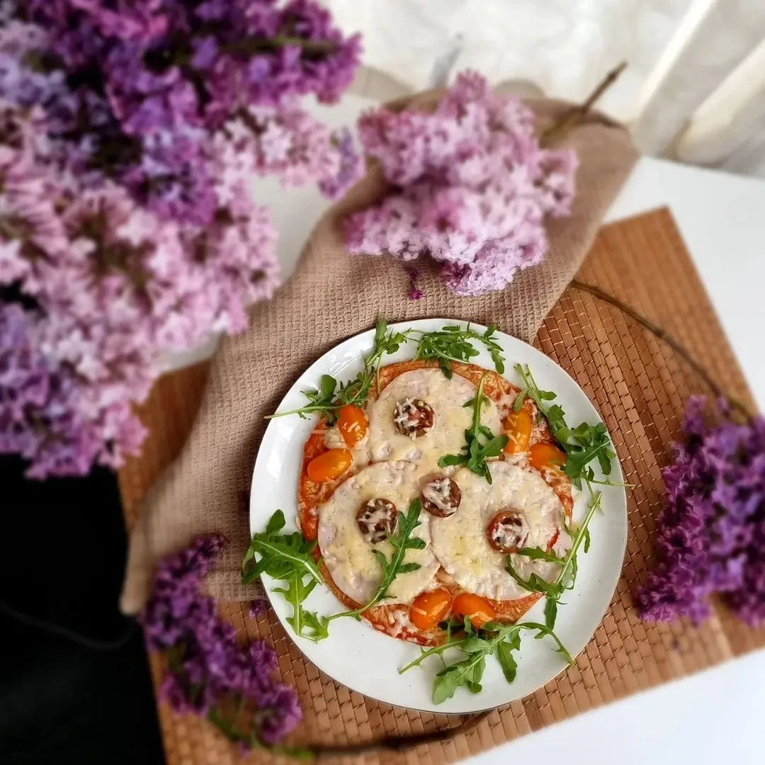 Ātrā brokastu pica ar tortiljām un tītaru