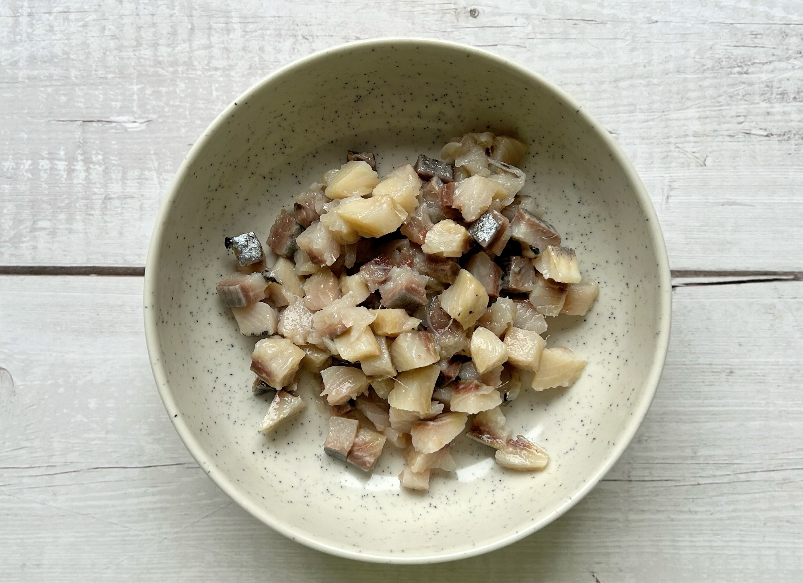 smulkinta silkė dubenėlyje