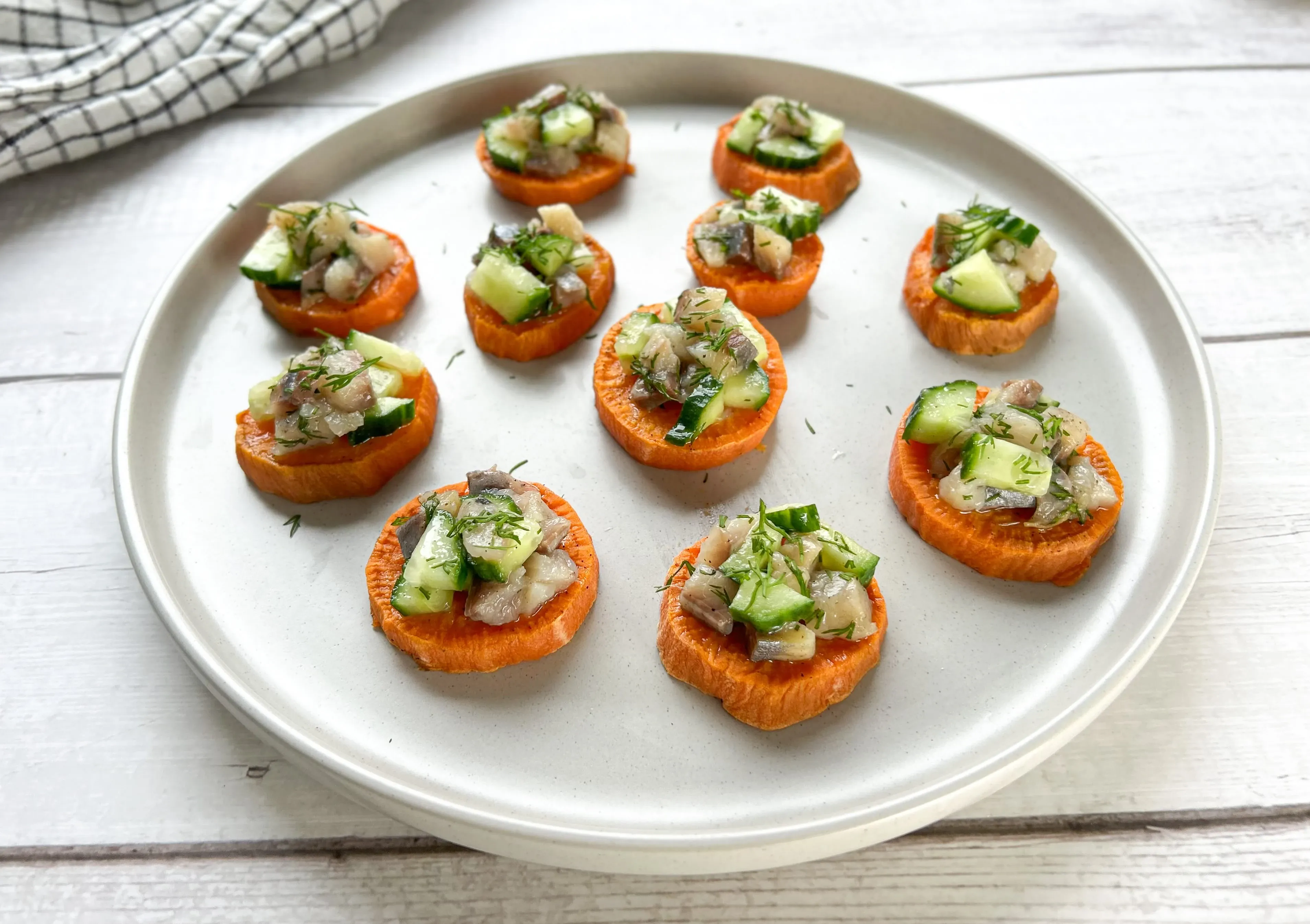 Saldžių bulvių kąsneliai su silke