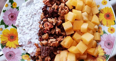 Chia sėklų pusryčių dubenėlis su graikišku jogurtu, granola ir persimonu