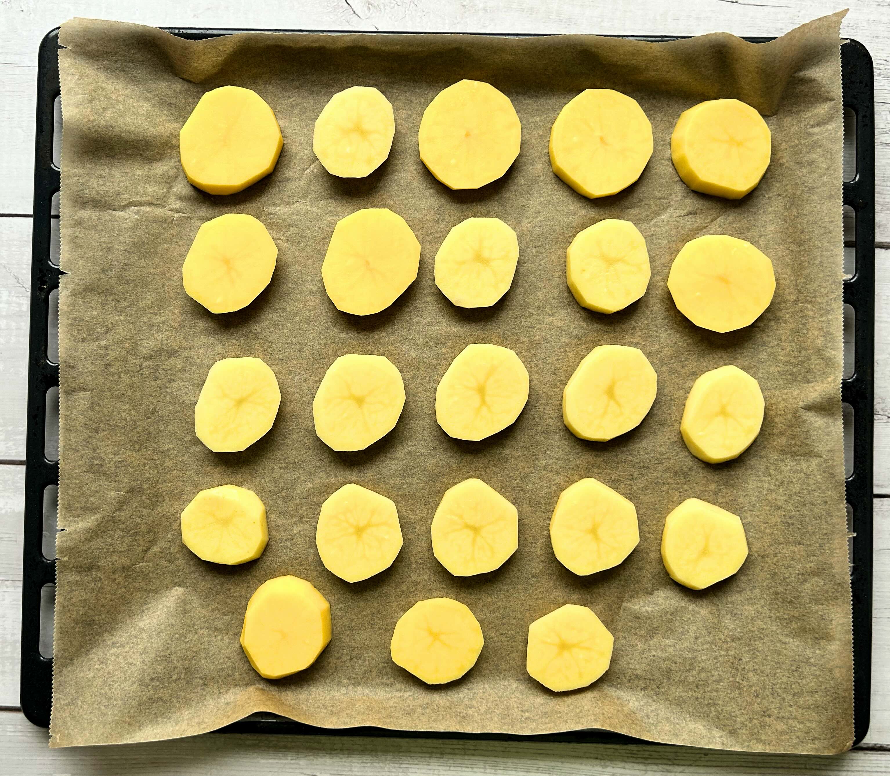 Bulvių kąsneliai su varškės užtepėle ir silke