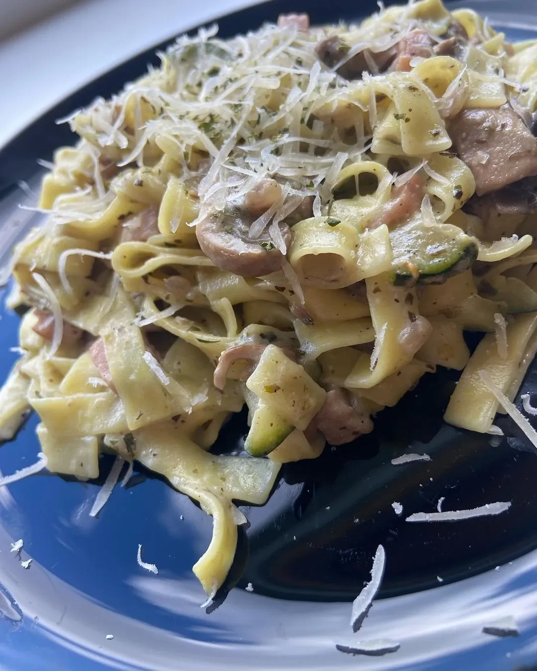 Kiaušininiai makaronai su vištienos kumpeliu ir daržovėmis, pesto padaže