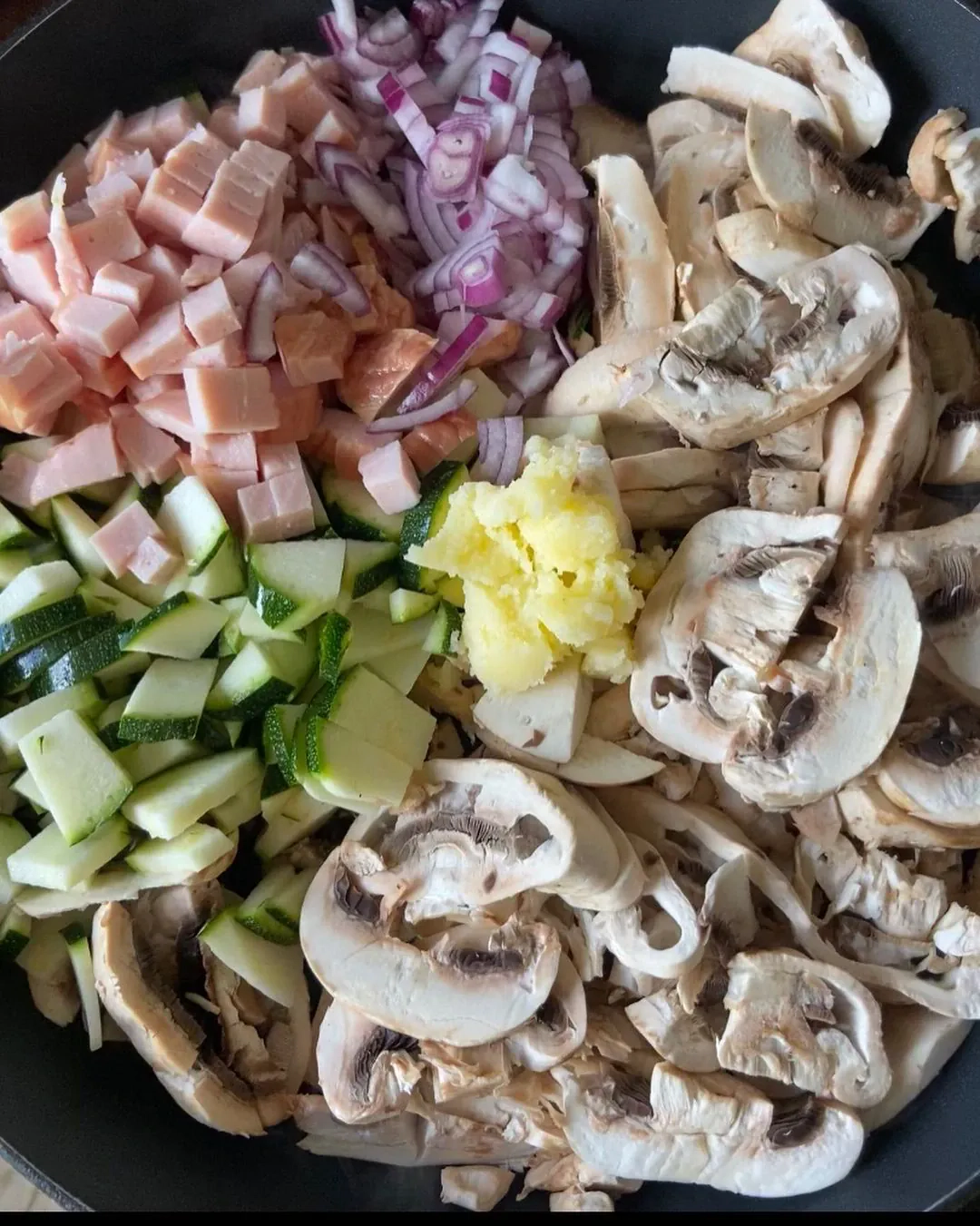 Kiaušininiai makaronai su vištienos kumpeliu ir daržovėmis, pesto padaže