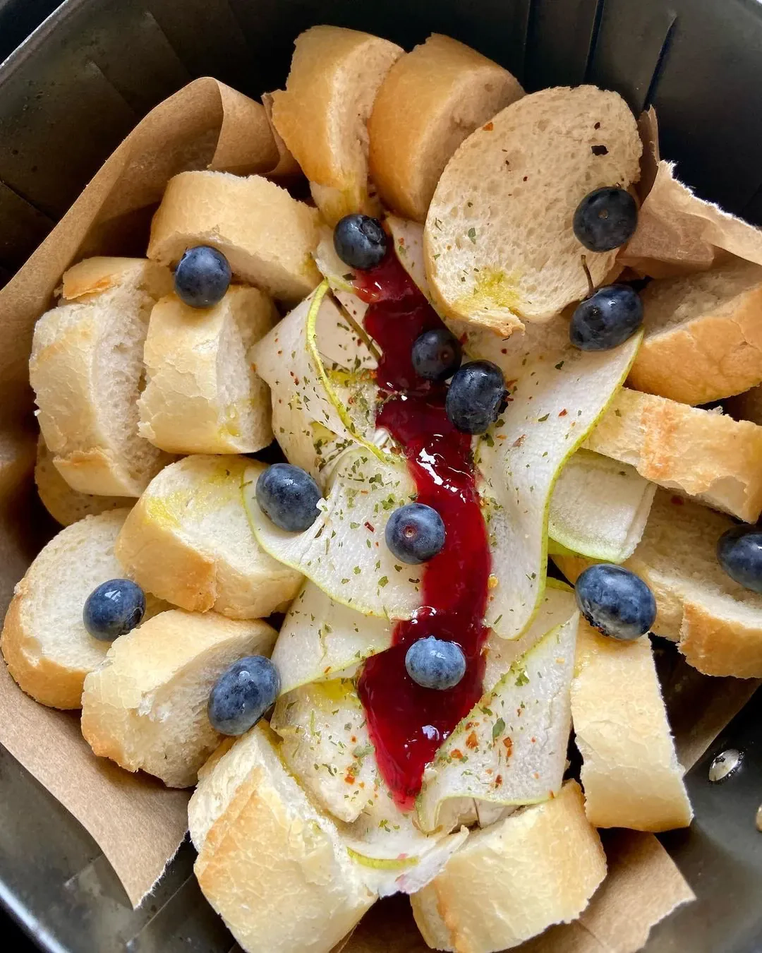 Keptas camembert sūris su kriaušėmis ir bruknių džemu karšto oro gruzdintuvėje