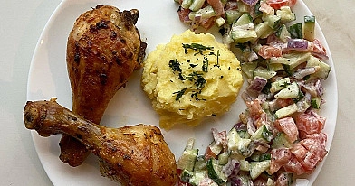 Vištienos blauzdelės orkaitėje, su bulvių koše ir šviežiomis daržovėmis🍗