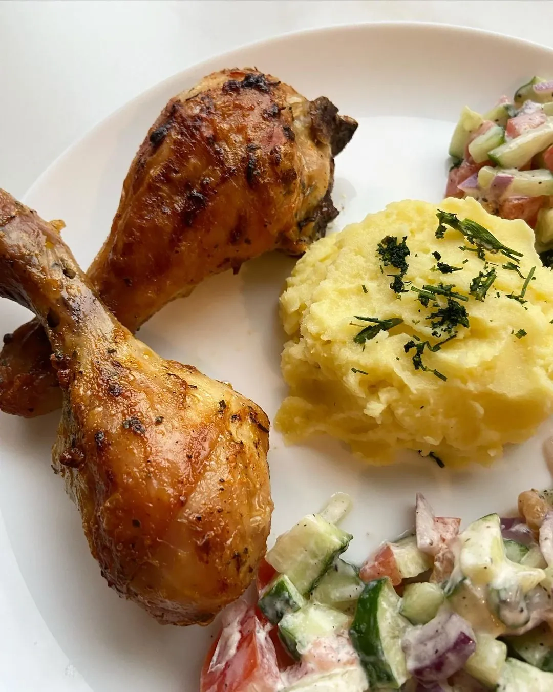 Vištienos blauzdelės orkaitėje, su bulvių koše ir šviežiomis daržovėmis🍗