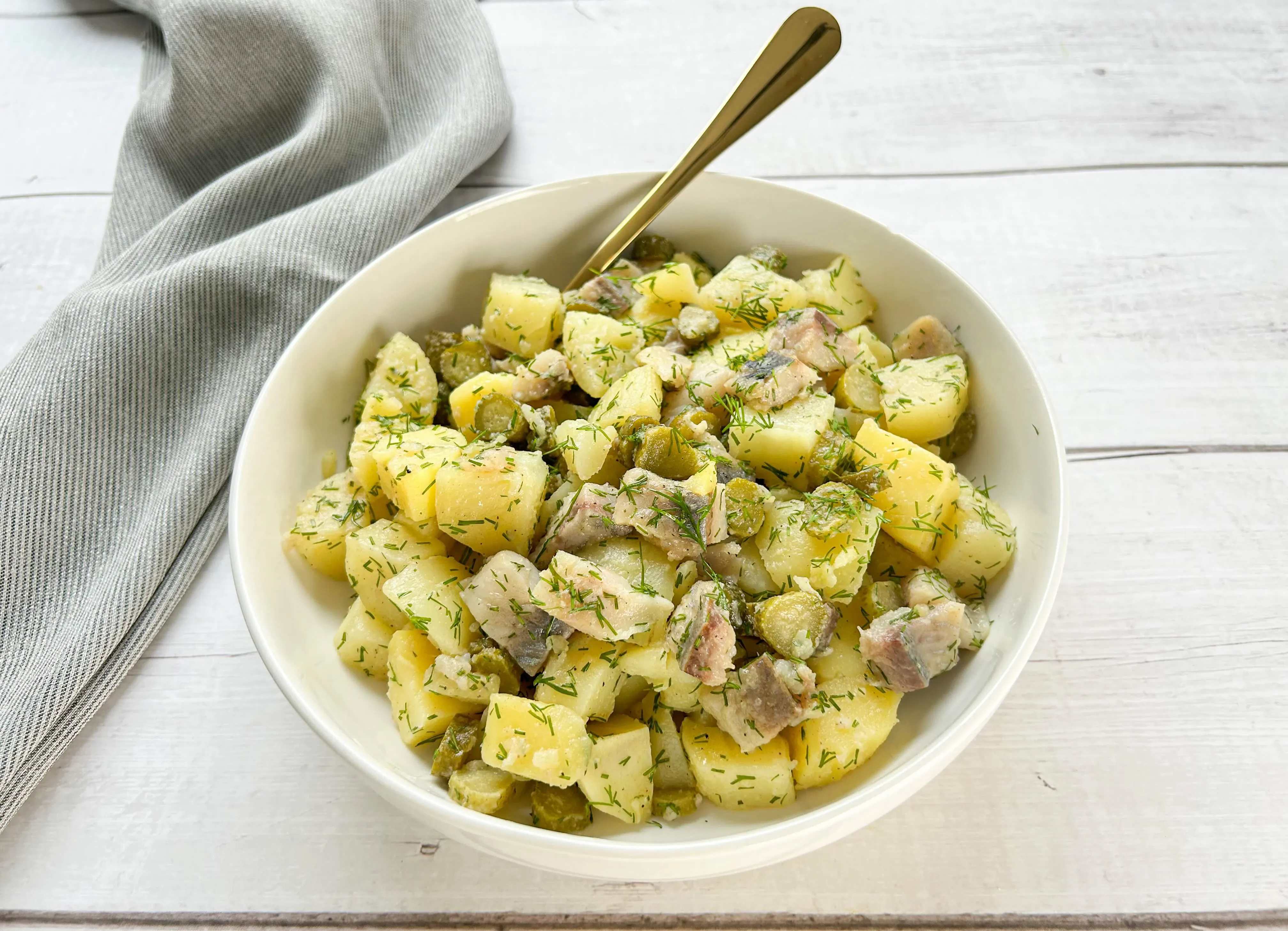 Silkės ir bulvių mišrainė su marinuotais agurkais, be majonezo