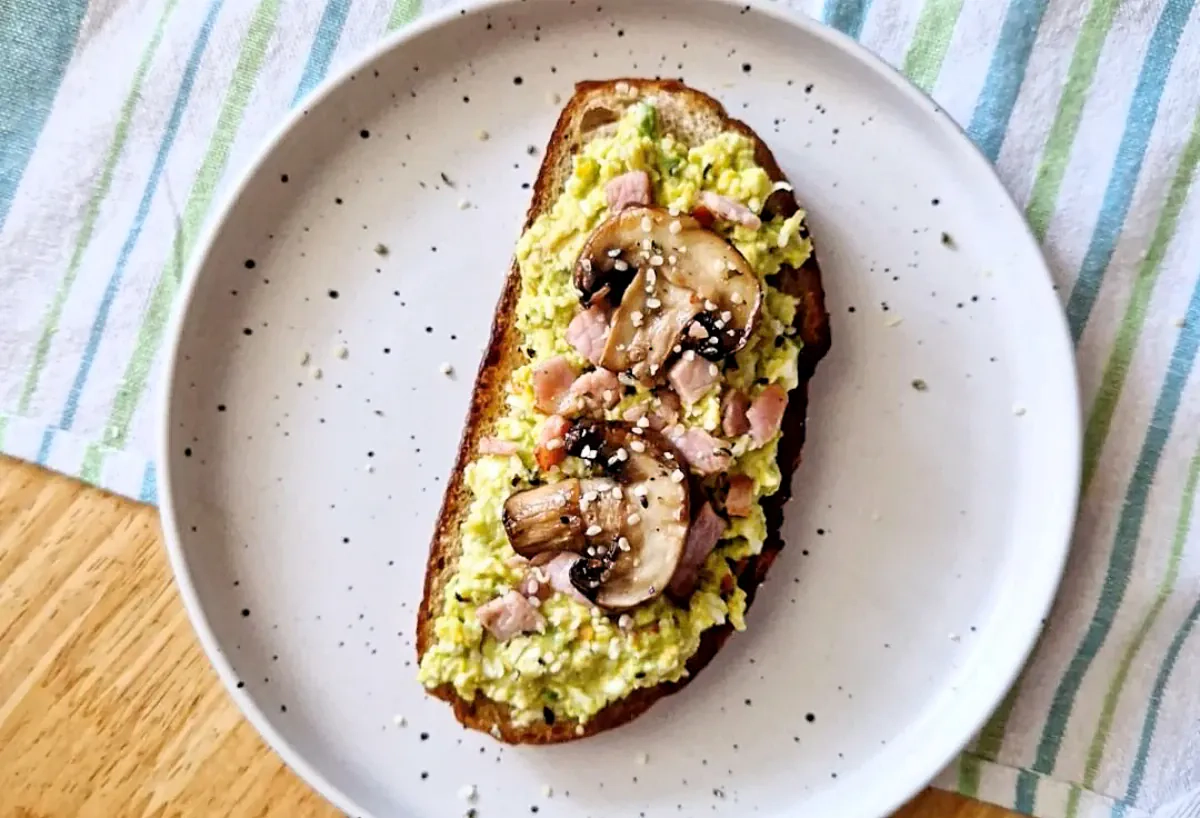 Avokado užtepėlė su kiaušiniais ir kumpeliu