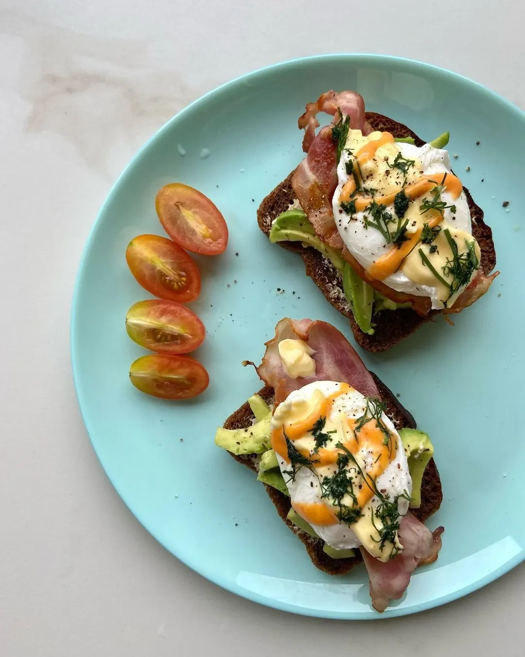 Sumuštiniai su rugine duona, avokadu, šonine ir benedikto kiaušiniais🍳