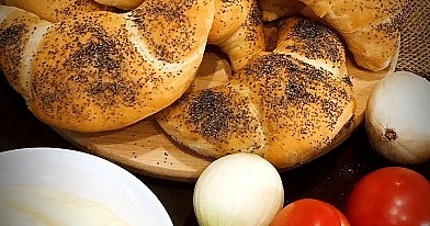 Puszyste rogale śniadaniowe z drożdżami - idealny przepis na domowe pieczywo