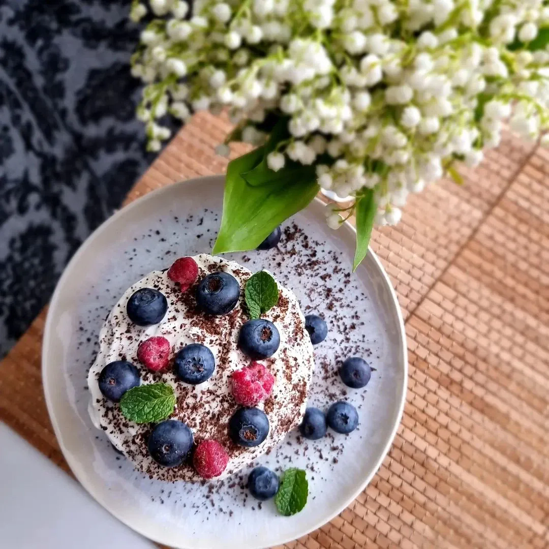 Šokolādes banānu torte ar rikotas krēmu