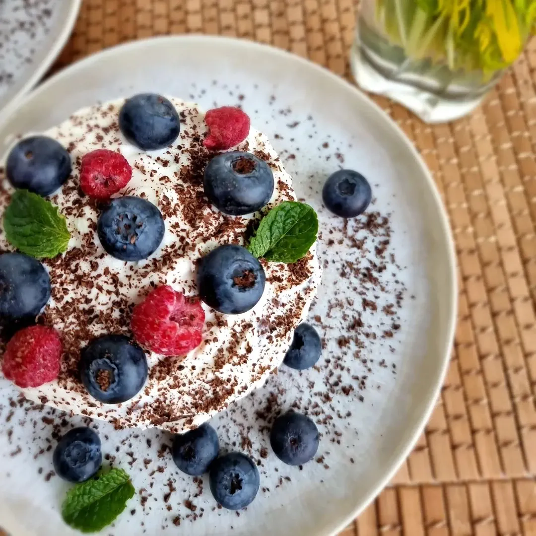 Šokolādes banānu torte ar rikotas krēmu