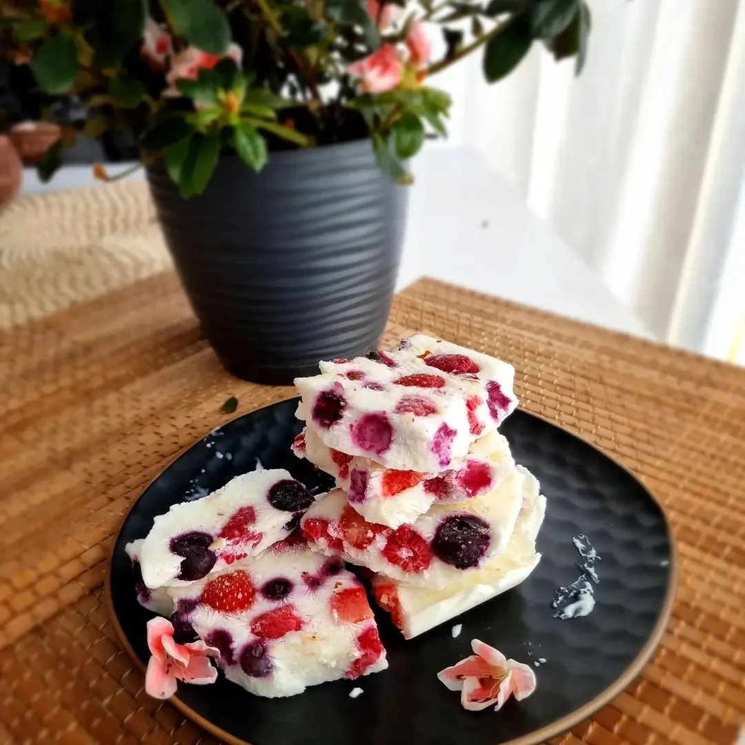 Veselīgais saldētais jogurts ar ogām un riekstiem