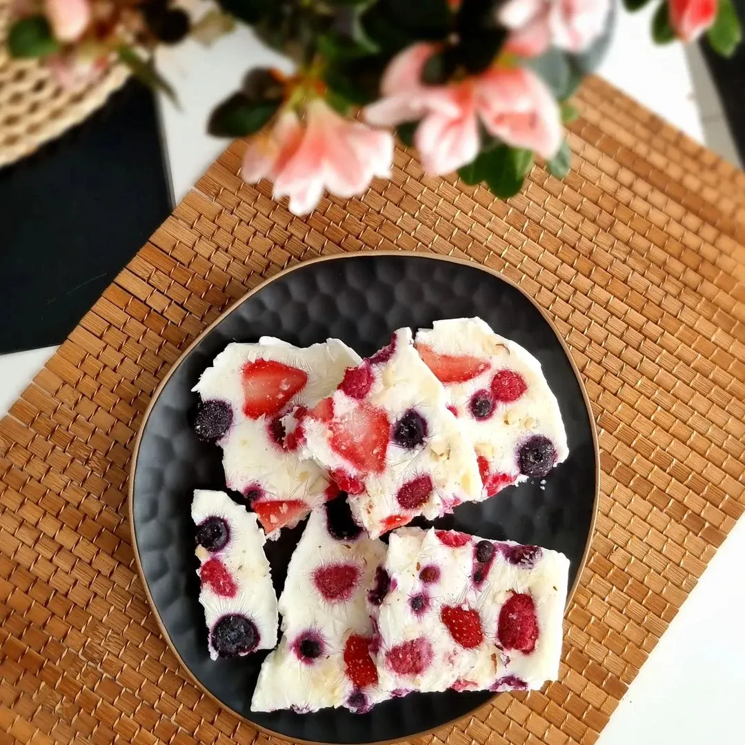 Veselīgais saldētais jogurts ar ogām un riekstiem