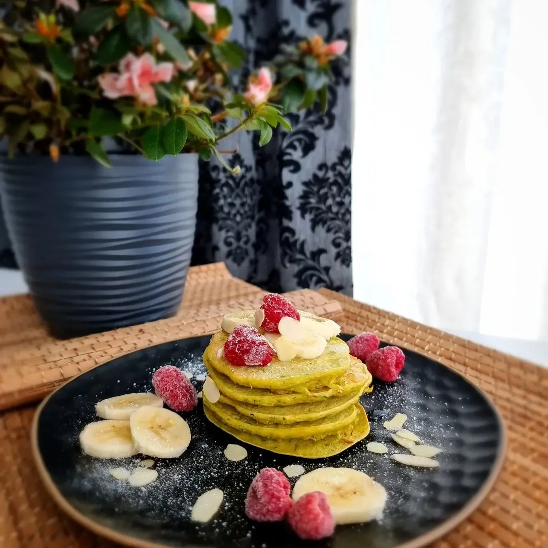 Saldi un viegli cukini pankūku prieki ar banāniem un avenēm