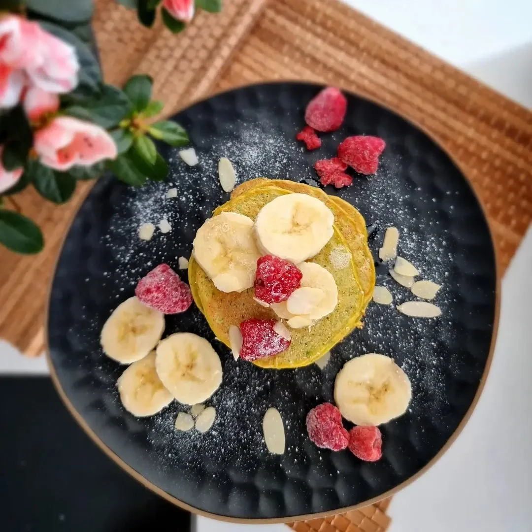 Saldi un viegli cukini pankūku prieki ar banāniem un avenēm