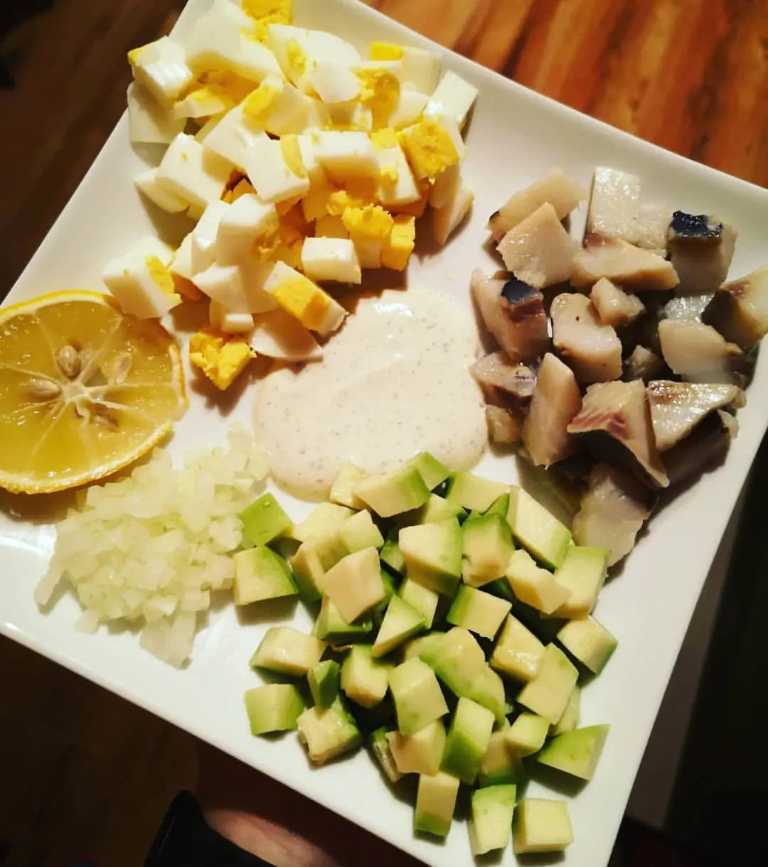 Lengva vakarienė su avokadu, sūdyta silke ir graikišku jogurtu