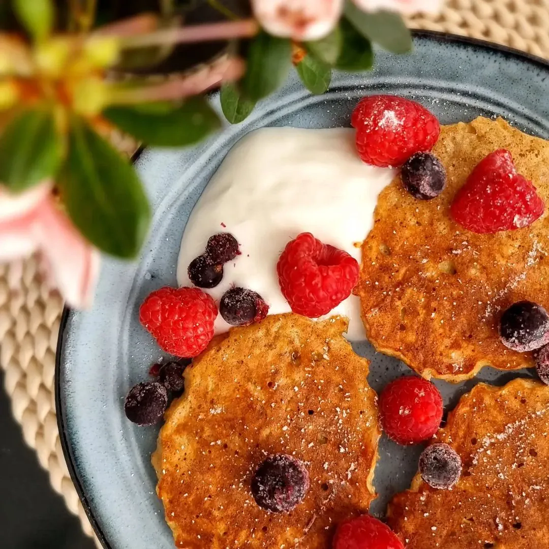 Veselīgās ābolu un banānu pankūkas ar kanēli