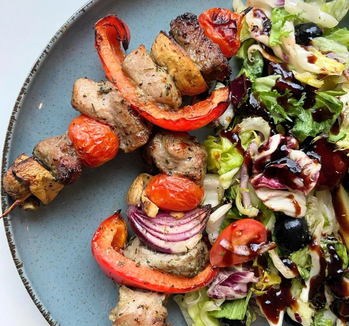 Sultingas kalakutienos šašlykas su daržovėmis, karšto oro gruzdintuvėje