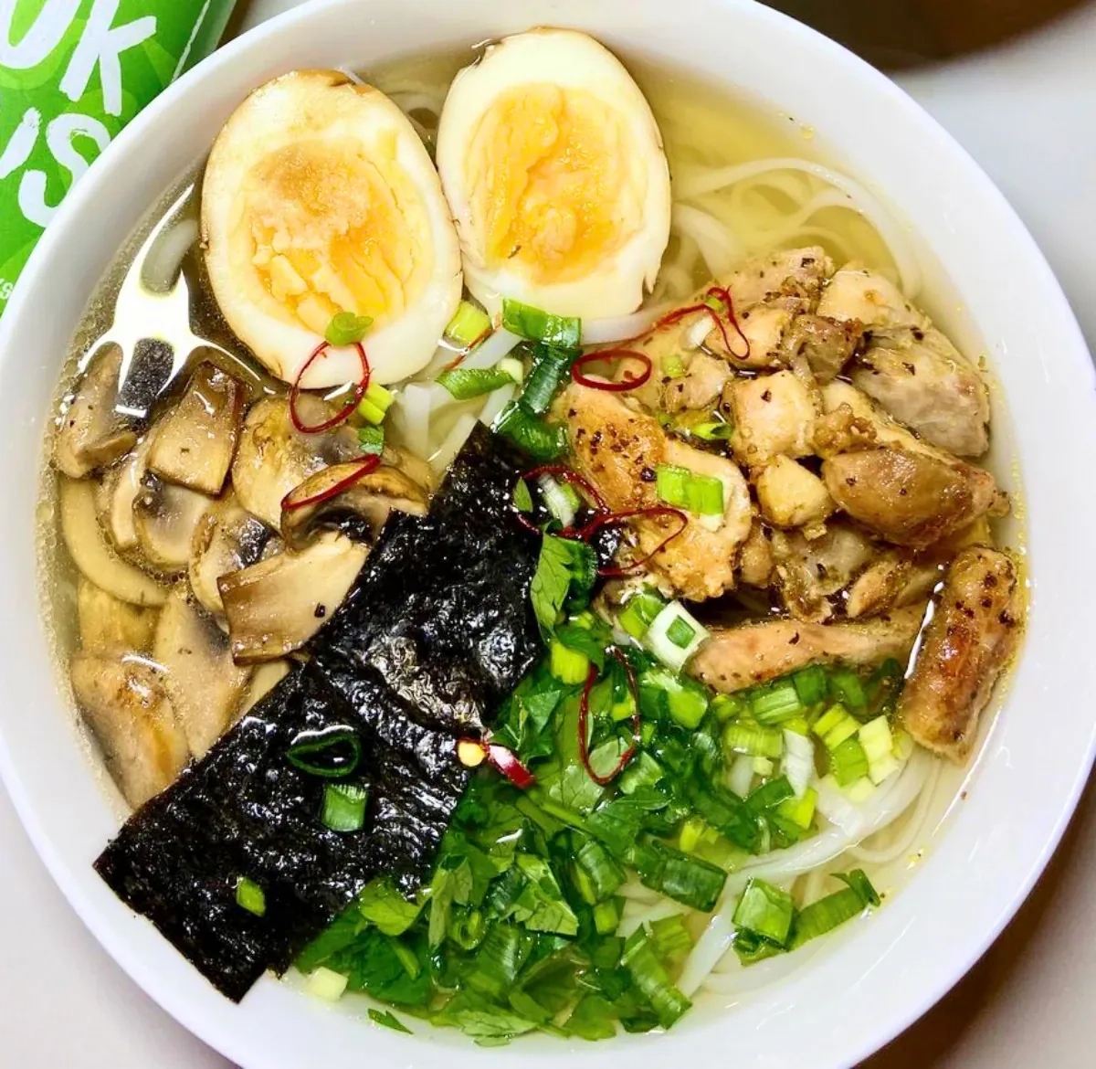 Naminis Ramen su vištiena, ryžių makaronais ir pievagrybiais