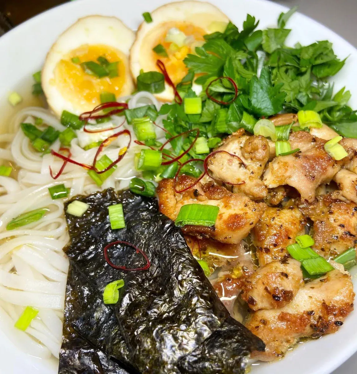 Naminis Ramen su vištiena, ryžių makaronais ir pievagrybiais