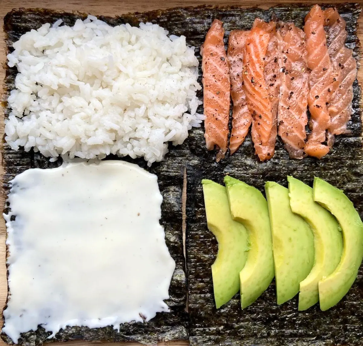 Greitas suši sumuštinis su ryžiais, lašiša ir avokadu