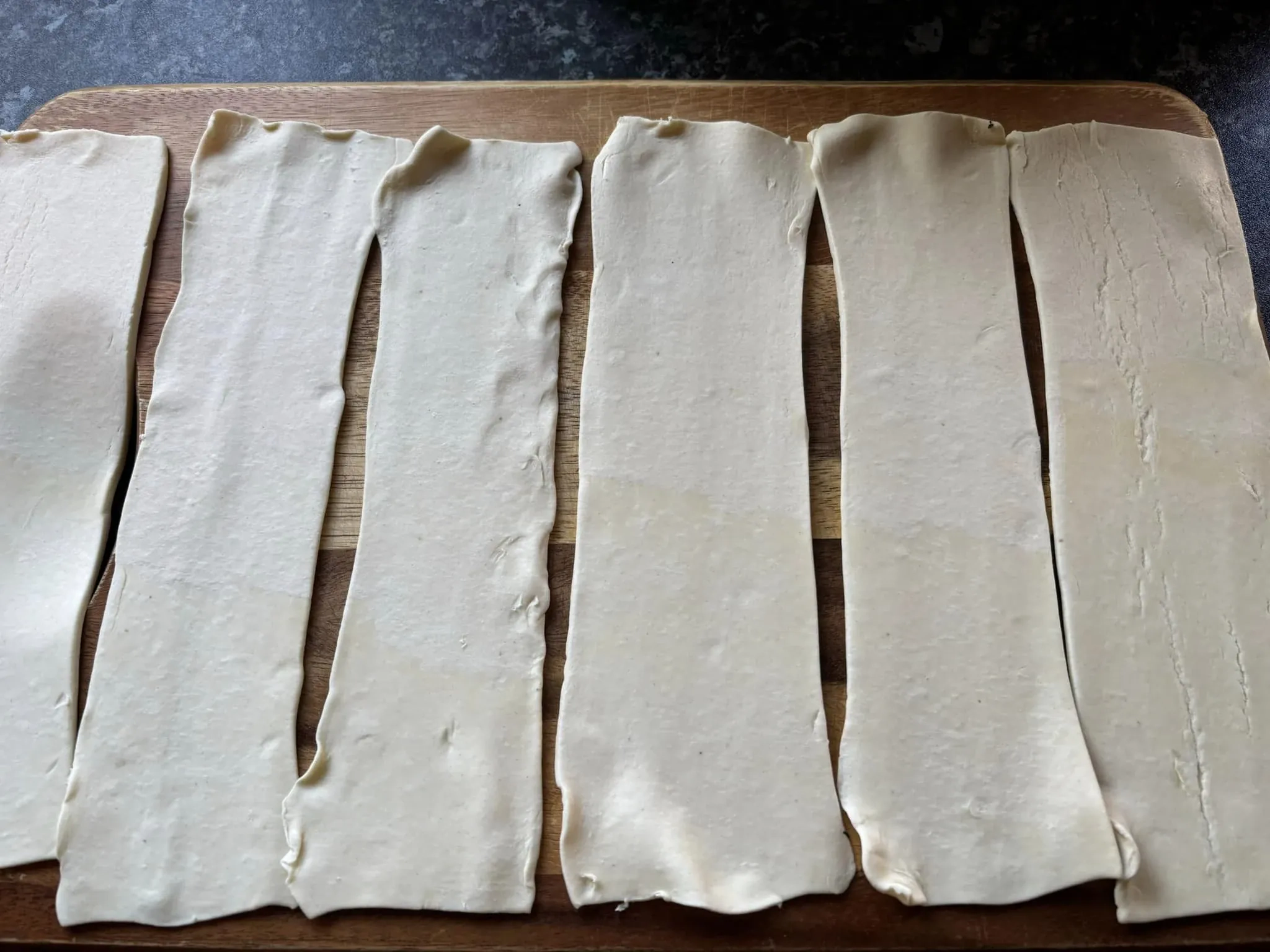 Skanios sluoksniuotos tešlos bandelės "obuolių rožytės" su maskarpone, karto oro gruzdintuvėje