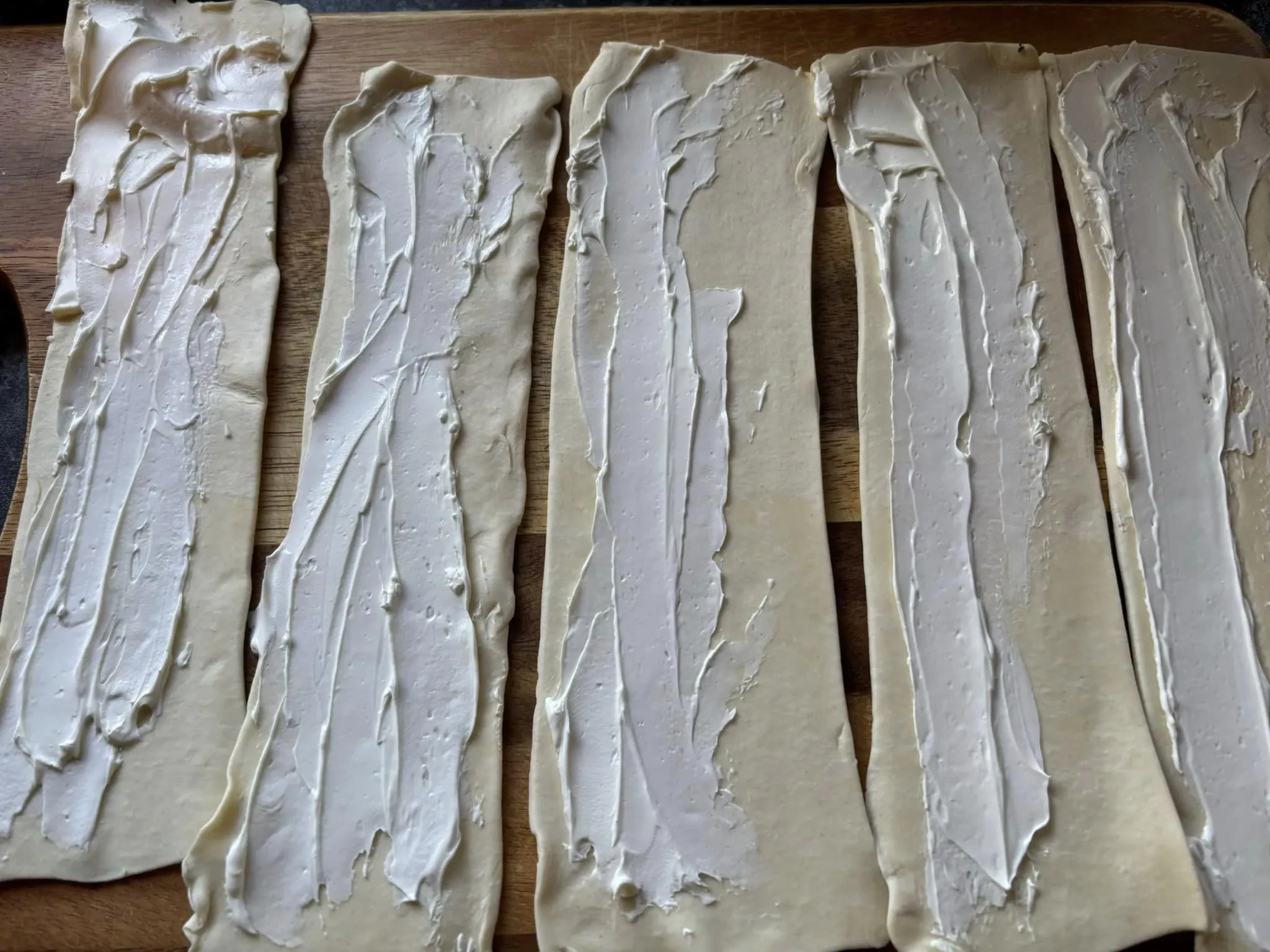 Skanios sluoksniuotos tešlos bandelės "obuolių rožytės" su maskarpone, karto oro gruzdintuvėje